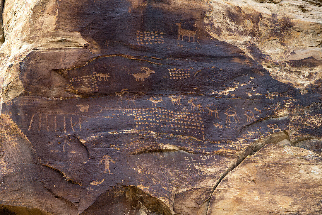 Eine prähispanische Felszeichnung der amerikanischen Ureinwohner im Nine Mile Canyon in Utah