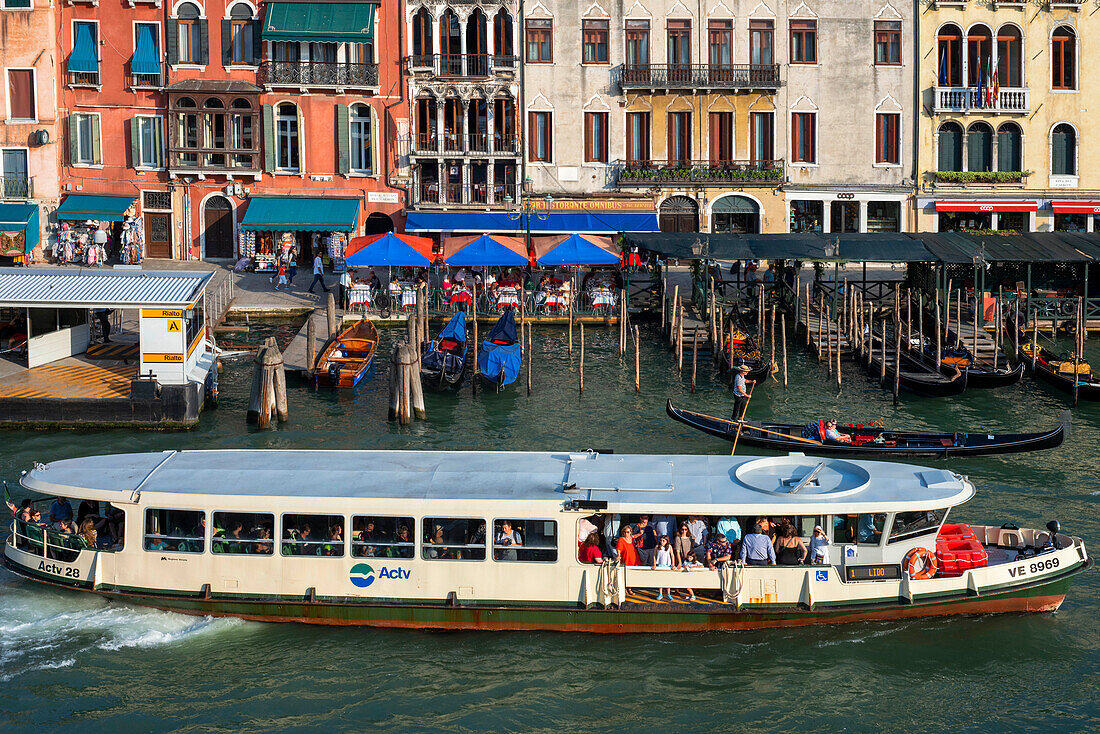 Vaporettos Gondeln, mit Touristen, auf dem Canal Grande, neben der Fondamenta del Vin, Venedig, UNESCO, Veneto, Italien, Europa