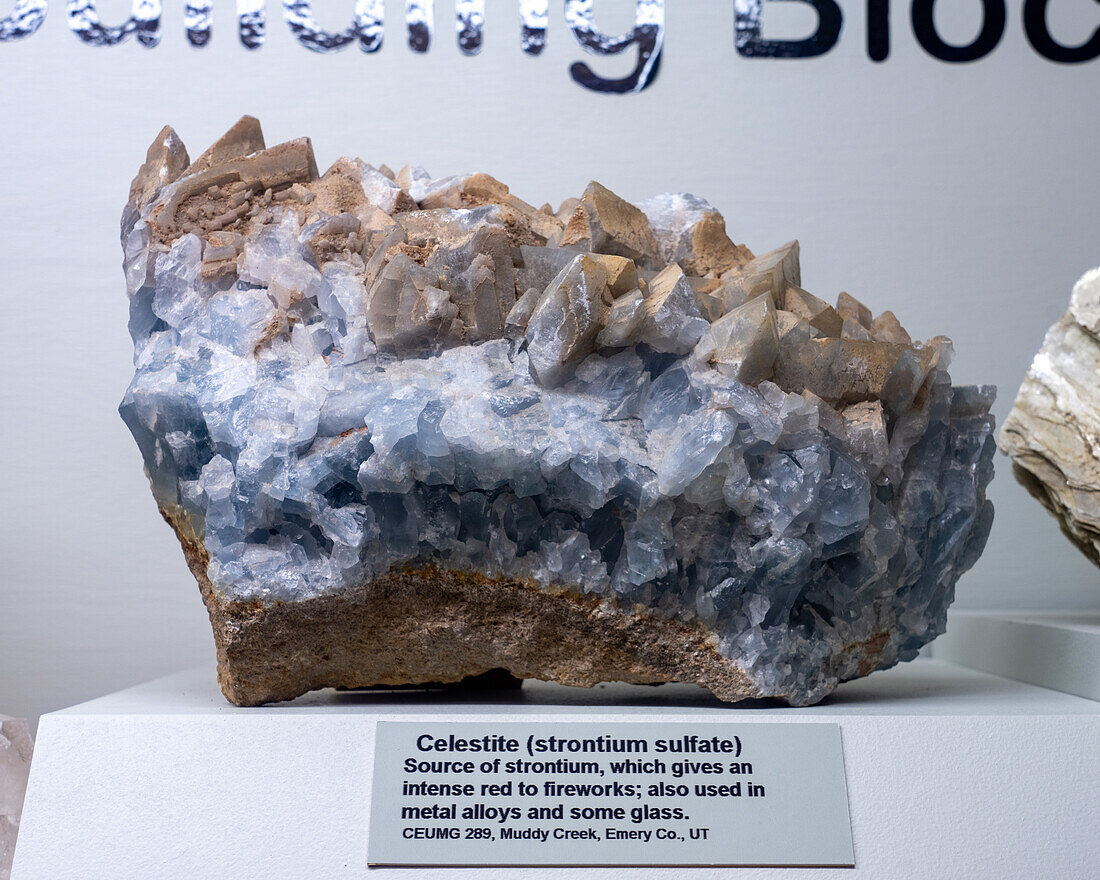 Celestit, Strontiumsulfat, in der Mineraliensammlung des USU Eastern Prehistoric Museum, Price, Utah