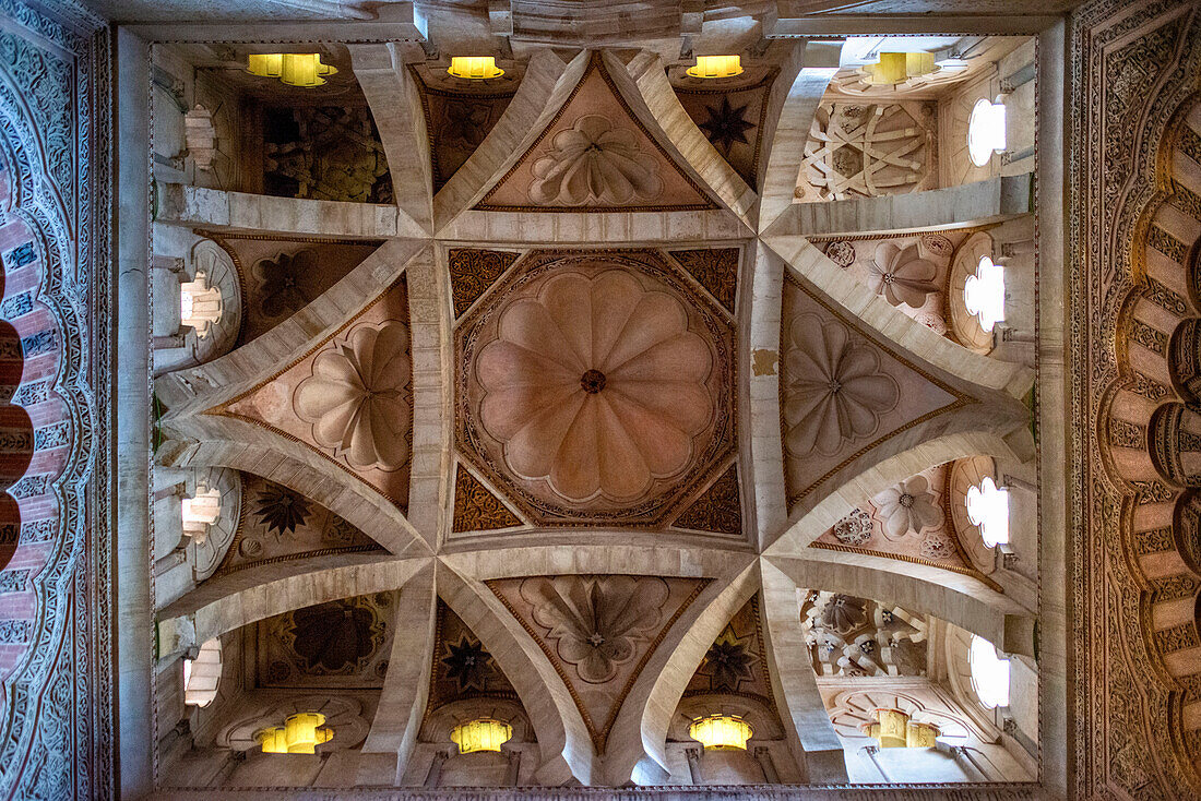Decke im Inneren der Moschee und Kathedrale von Córdoba. Das bedeutendste Bauwerk der gesamten westlichen islamischen Welt Andalusien, Spanien