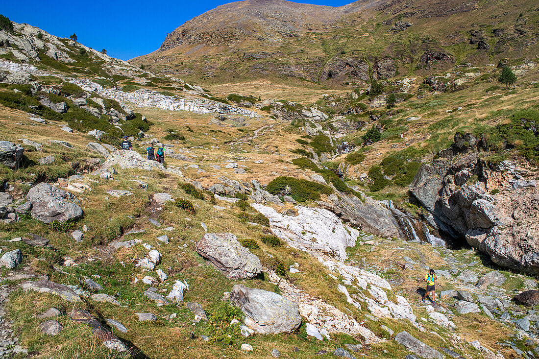 Rückansicht von Menschen, die zum Gipfel des Puigmal-Bergs wandern, Katalonien, Pyrenäen, Spanien
