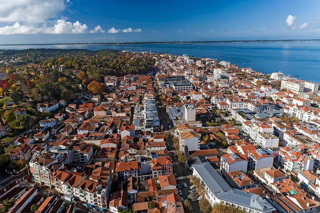 Frankreich, Gironde, Bassin d'Arcachon, Arcachon mit dem Cap Ferret im Hintergrund (Luftaufnahme)