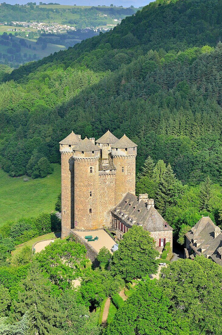 Frankreich, Cantal, Parc Naturel Regional des Volcans d'Auvergne (Regionaler Naturpark der Vulkane der Auvergne), mit der Bezeichnung Les Plus Beaux Villages de France (die schönsten Dörfer Frankreichs), Schloss von Anjony aus dem 15.