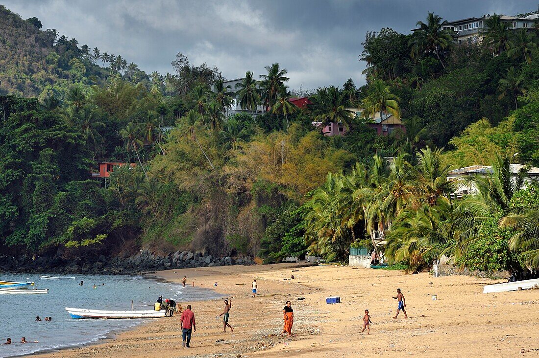 Frankreich, Insel Mayotte (französisches Überseedepartement), Grande Terre, Sada, Fischer am Strand