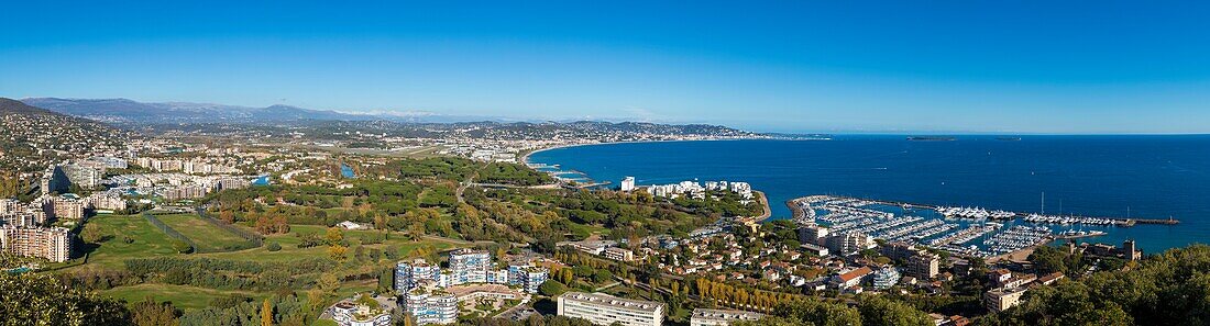 Frankreich, Alpes Maritimes, Mandelieu la Napoule und Golf von La Napoule oder Bucht von Cannes im Hintergrund