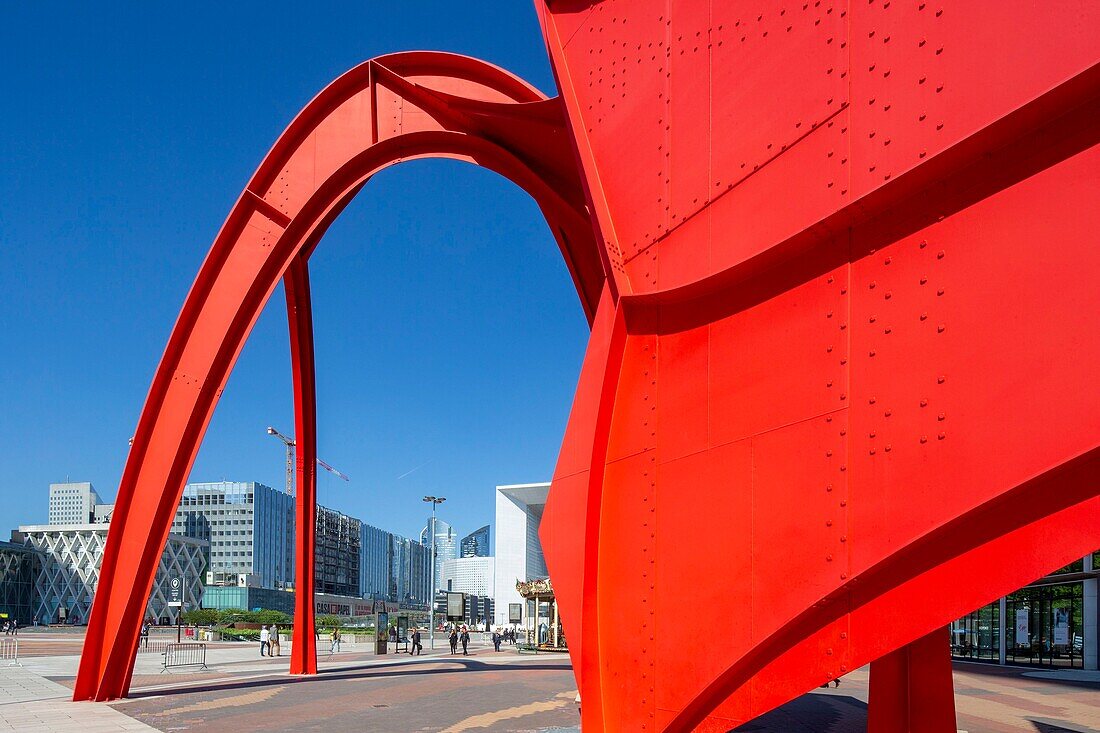 Frankreich, Hauts de Seine, La Defense, Skulptur "Rote Spinne" von Alexander Calder auf dem Vorplatz von La Defense
