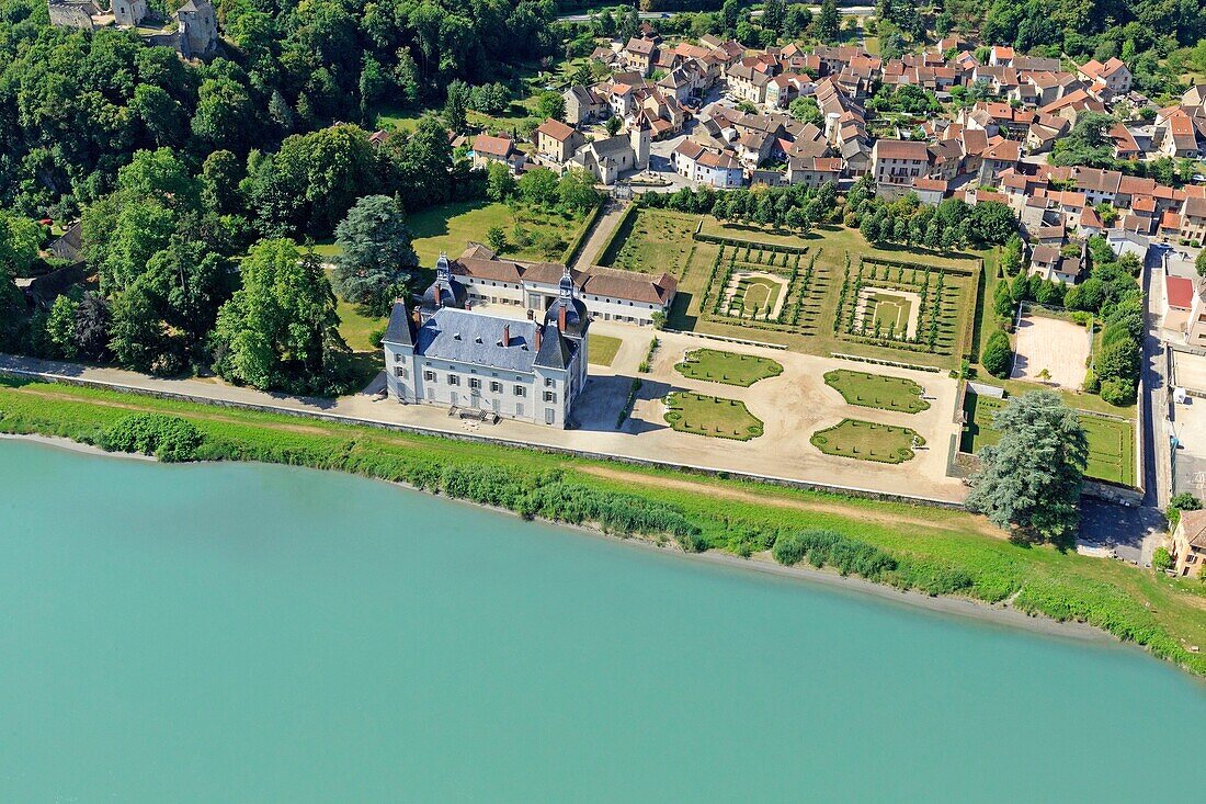 Frankreich, Isere, Vertrieu, Schloss (XVIII. Jahrhundert) am Ufer der Rhone (Luftaufnahme)
