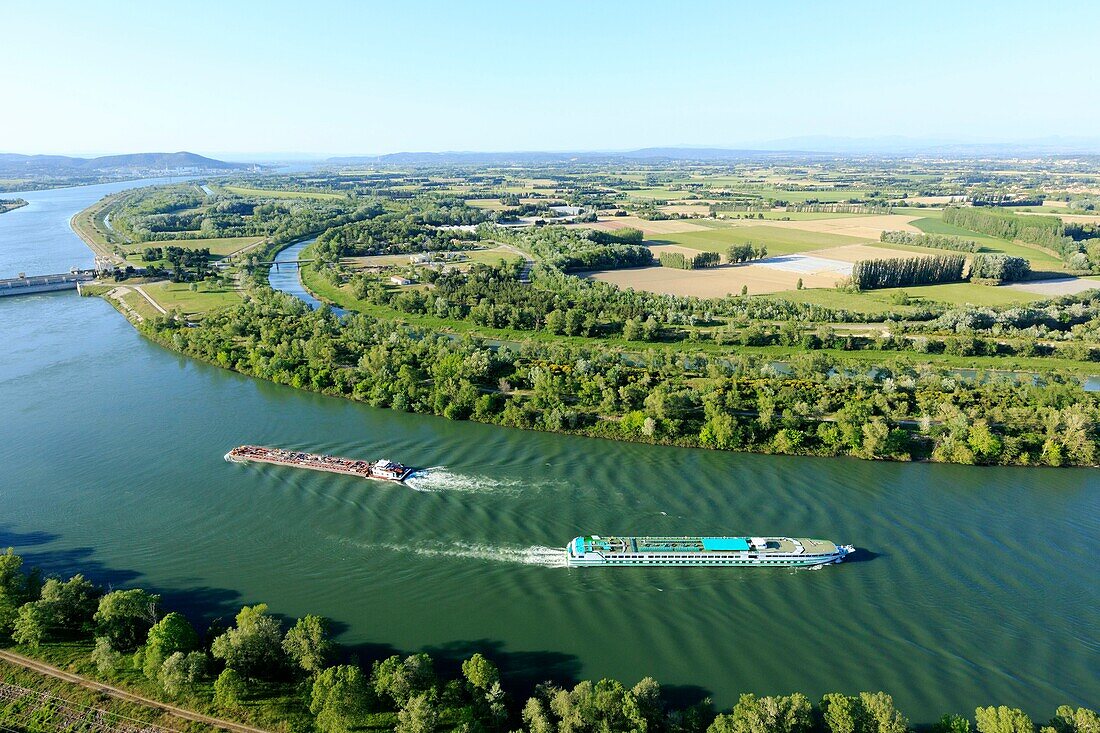 France, Vaucluse, Caderousse, downstream from the Caderousse lock station on the Rhone (aerial view)