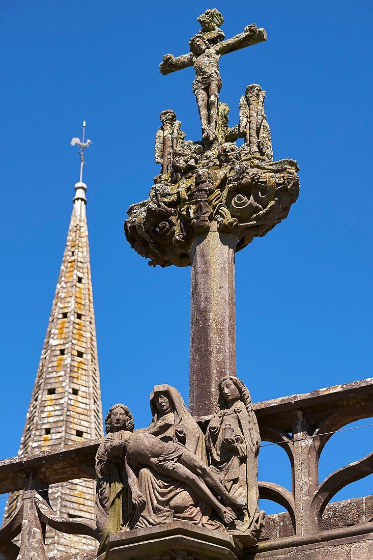 Frankreich, Finistere, La Martyre, Pfarrbezirk, Triumphtor mit Kalvarienberg, Kirchturm und Spitze des zentralen Kreuzes