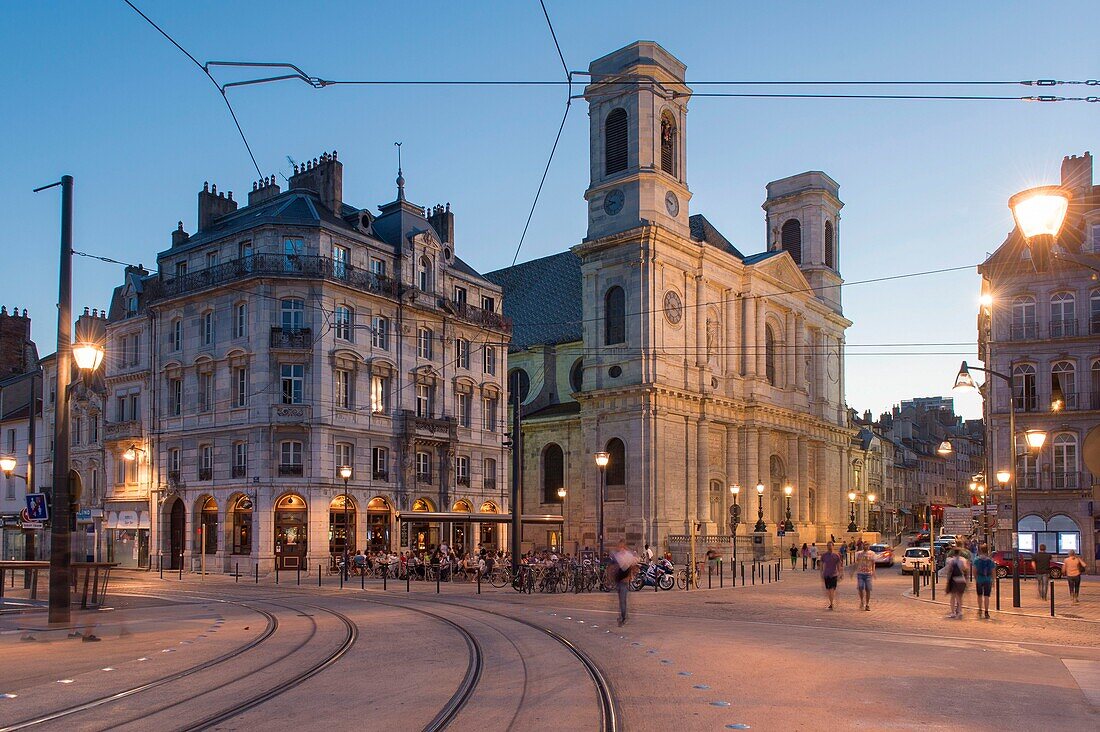 Frankreich, Doubs, Besancon, auf der heutigen Fußgängerbrücke von Battant, die Anlagen der Straßenbahn auf dem Place Jouffroy d'Abbans und die Kirche Madeleine in der Abenddämmerung