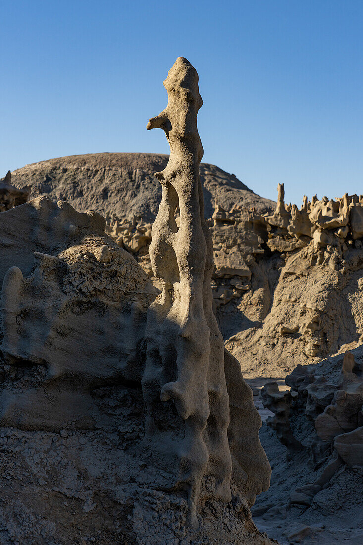 Der Dinosaurier-Backbone, eine der fantastisch erodierten Sandsteinformationen im Fantasy Canyon Recreation Site, in der Nähe von Vernal, Utah