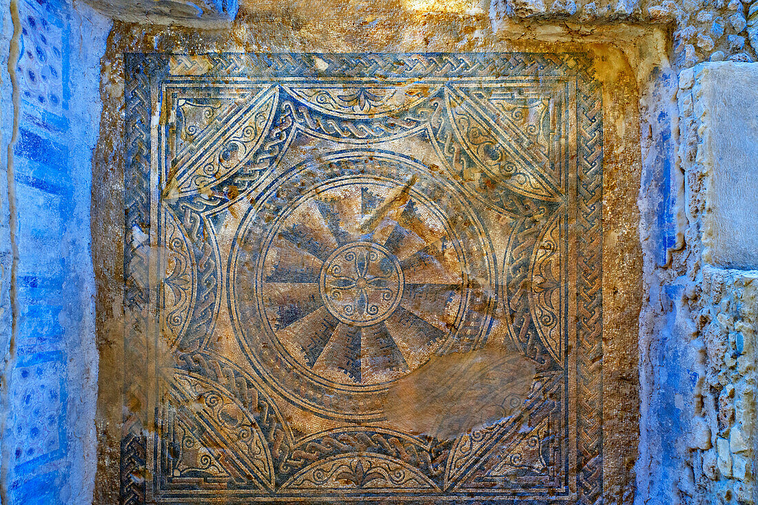 Mosaik in der Nekropole des römischen Dorfes El Ruedo (4.-5. Jahrhundert). Mosaiken. Almedinilla in der Provinz Cordoba, Andalusien, Südspanien