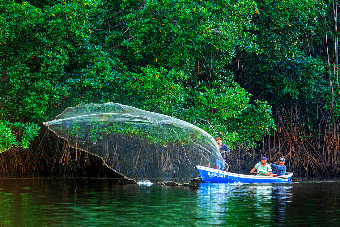 Fishers in Puerto Barillas in Jiquilisco Bay in Gulf of Fonseca Pacific Ocean El Salvador Central America.