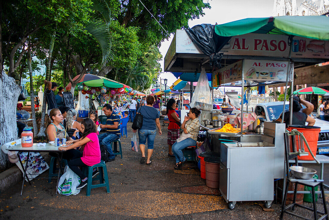 Typisches Essen an einem Essensstand im Libertad-Park in Santa Ana, Departement Santa Ana, El Salvador, Mittelamerika