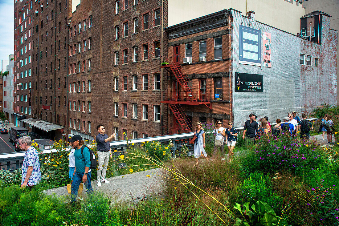 Tourismus im New Yorker High Line New Urban Park, der aus einer stillgelegten Hochbahnstrecke in Chelsea Lower Manhattan entstanden ist New york city HIGHLINE, USA