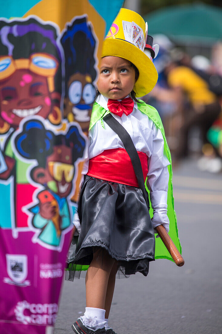 Der Negros y Blancos-Karneval in Pasto, Kolumbien, ist ein lebhaftes kulturelles Spektakel, das sich mit einem Übermaß an Farben, Energie und traditioneller Inbrunst entfaltet