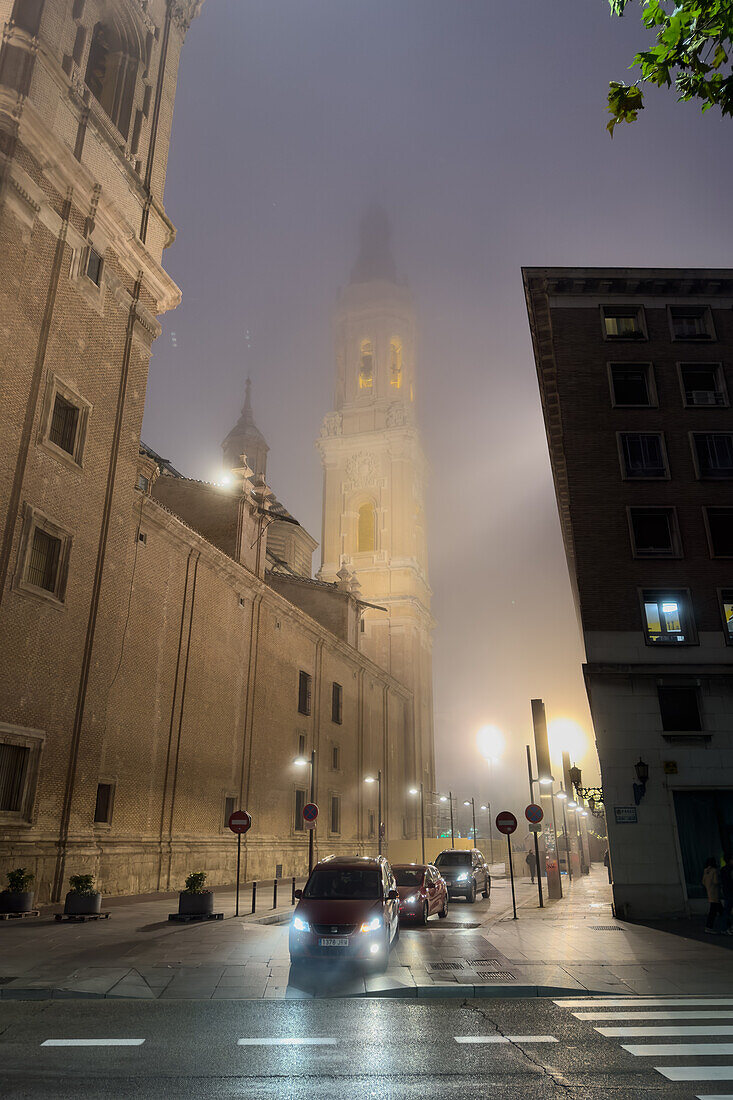 Die Kathedrale-Basilika Unserer Lieben Frau von der Säule ist bei sinkenden Temperaturen in Zaragoza, Spanien, in Nebel gehüllt