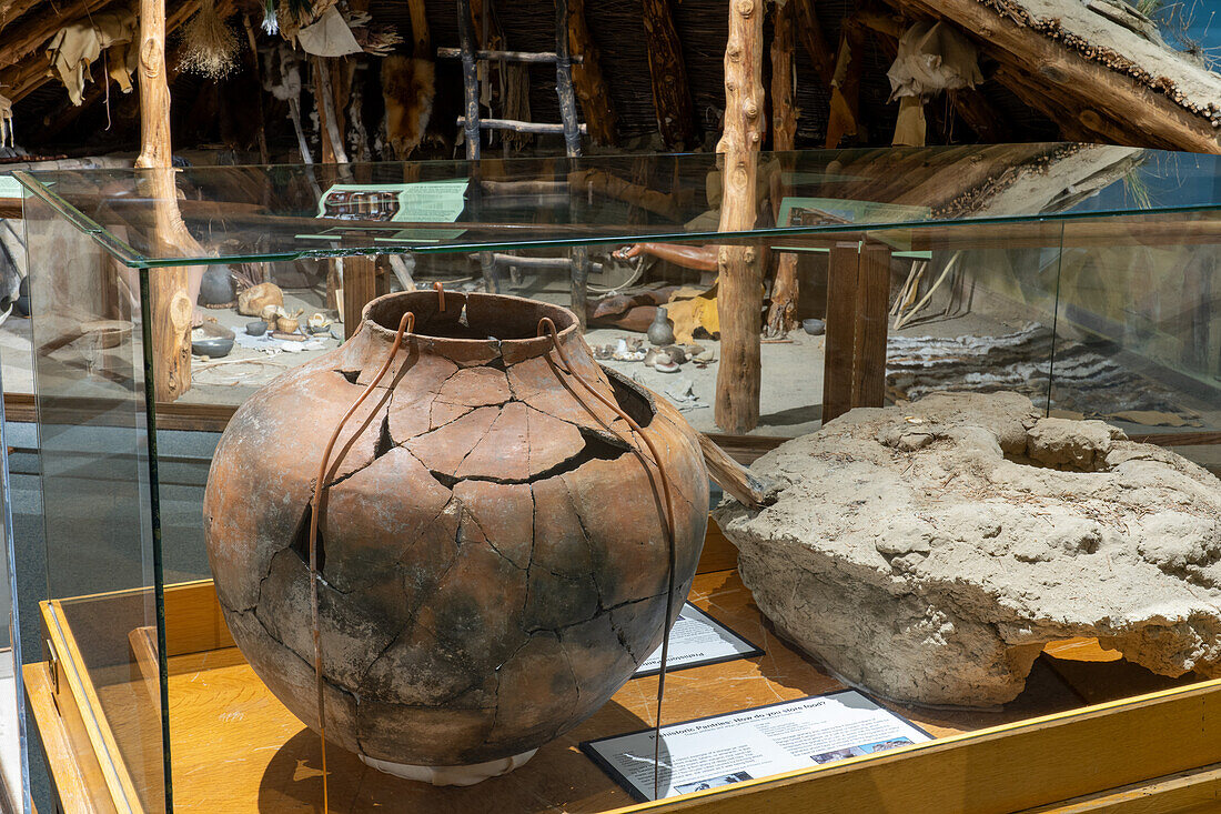 Ein Keramikgefäß zur Aufbewahrung von getrockneten Bohnen und Mais im USU Eastern Prehistoric Museum in Price, Utah