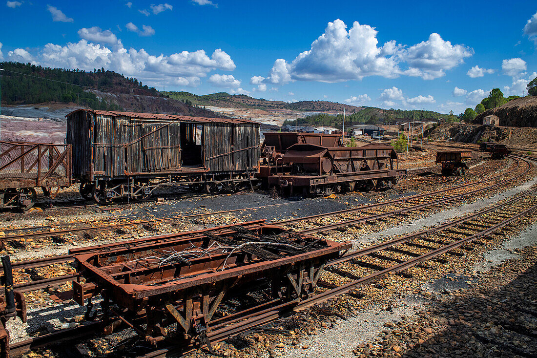 Alte verlassene Dampflokomotiven, gesehen vom Touristenzug, der für die Fahrt durch das Bergbaugebiet RioTinto eingesetzt wird, Provinz Huelva, Spanien