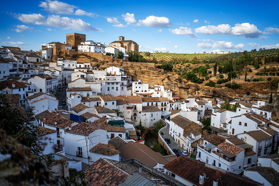 Luftaufnahme von Setenil de las Bodegas, Provinz Cádiz, Spanien