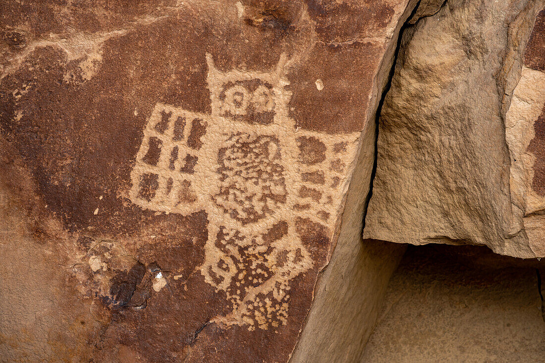 Eine prähispanische Felsmalerei der amerikanischen Ureinwohner im Nine Mile Canyon in Utah