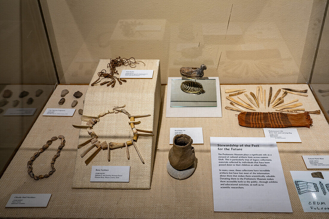 Artefakte der amerikanischen Ureinwohner, ausgestellt im USU Eastern Prehistoric Museum in Price, Utah