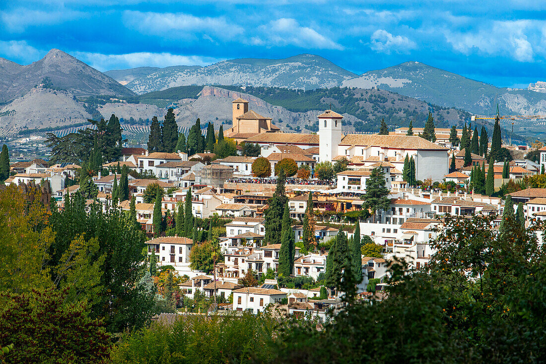 Blick auf die Kirche Iglesia de San Nicolas und das Albaicin-Quartier in Granada von den Generalife-Gärten im Alhambra-Palast, Granada Andalusien, Spanien