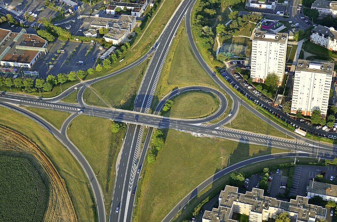 Frankreich, Seine et Marne, Melun, Wärmetauscher der Autobahn (Luftaufnahme)