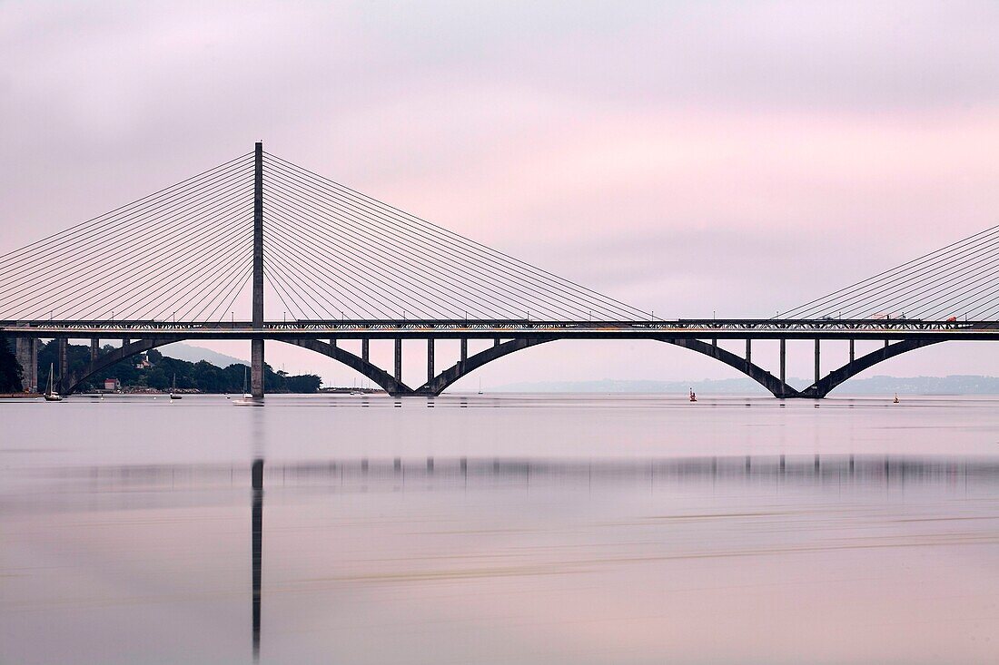 France, Finistere, Le Relecq Kerhuon, Iroise Bridge over the Elorn river between Plougastel Daoulas and Le Relecq Kerhuon on the RN165 which connects brest and Quimper