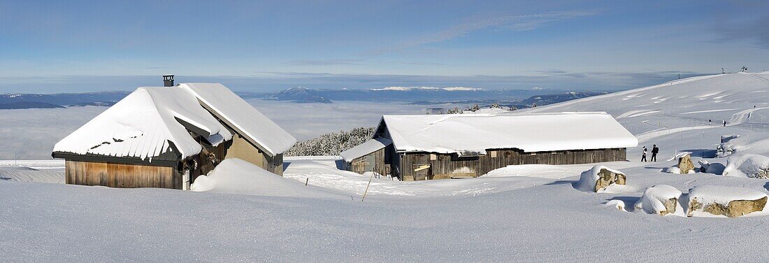 Frankreich, Haute Savoie, massive Bauges, oberhalb von Annecy an der Grenze zur Savoie, das Semnoz-Plateau außergewöhnlicher Aussichtspunkt auf die Nordalpen, Panoramablick und Bauernhof unter dem Schnee und Wolkenmeer