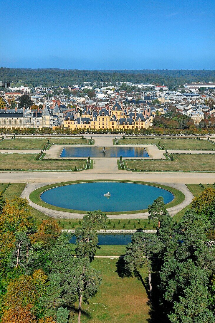 Frankreich, Seine et Marne, Fontainebleau, Königsschloss von Fontainebleau, von der UNESCO zum Weltkulturerbe erklärt, die Gärten von Le Notre (Luftaufnahme)
