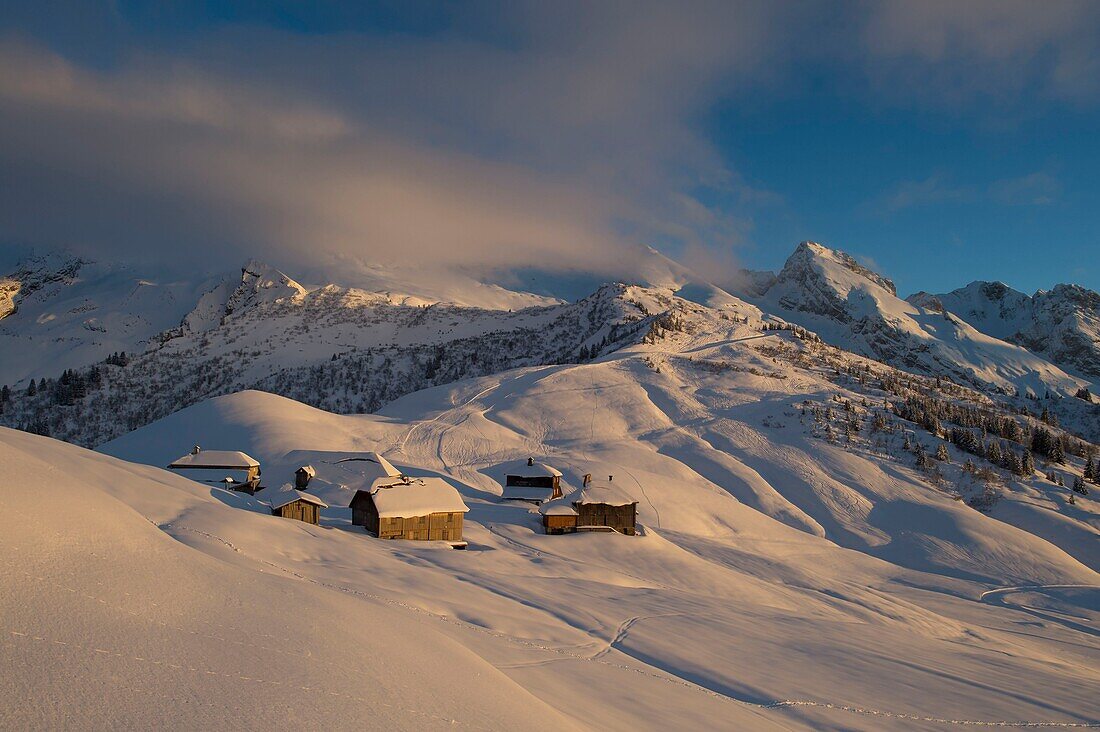Frankreich, Haute Savoie, Aravis-Massiv, Le Grand Bornand, nach einem Schneefall im Skigebiet im Duche-Tal Sonnenuntergang auf dem Weiler des col des Annes