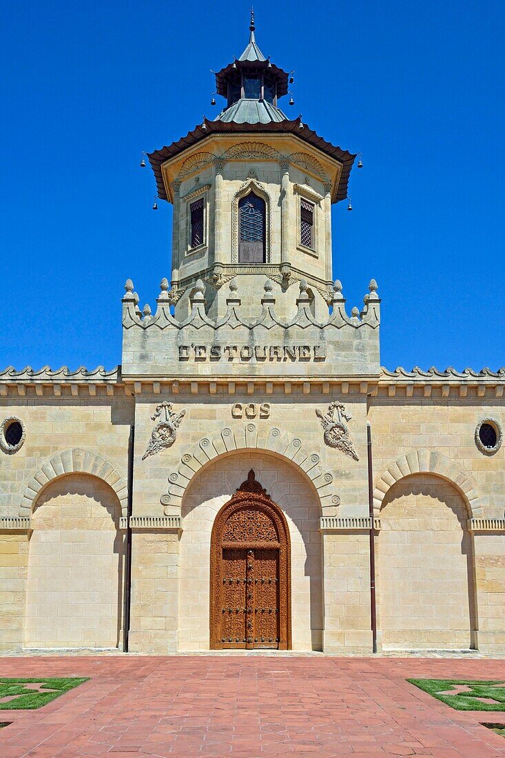 Frankreich, Gironde, Mündung der Gironde, St Estephe, Chateau Cos d'Estournel, Weingut des Medoc mit der Bezeichnung AOC Saint Estephe (geschützte Ursprungsbezeichnung Saint Estephe)