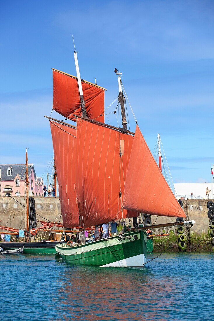 Frankreich, Finistere, Douarnenez, Festival Maritime Temps Fête, Le Grand Léjon, traditionelles Segelboot im Hafen von Rosmeur