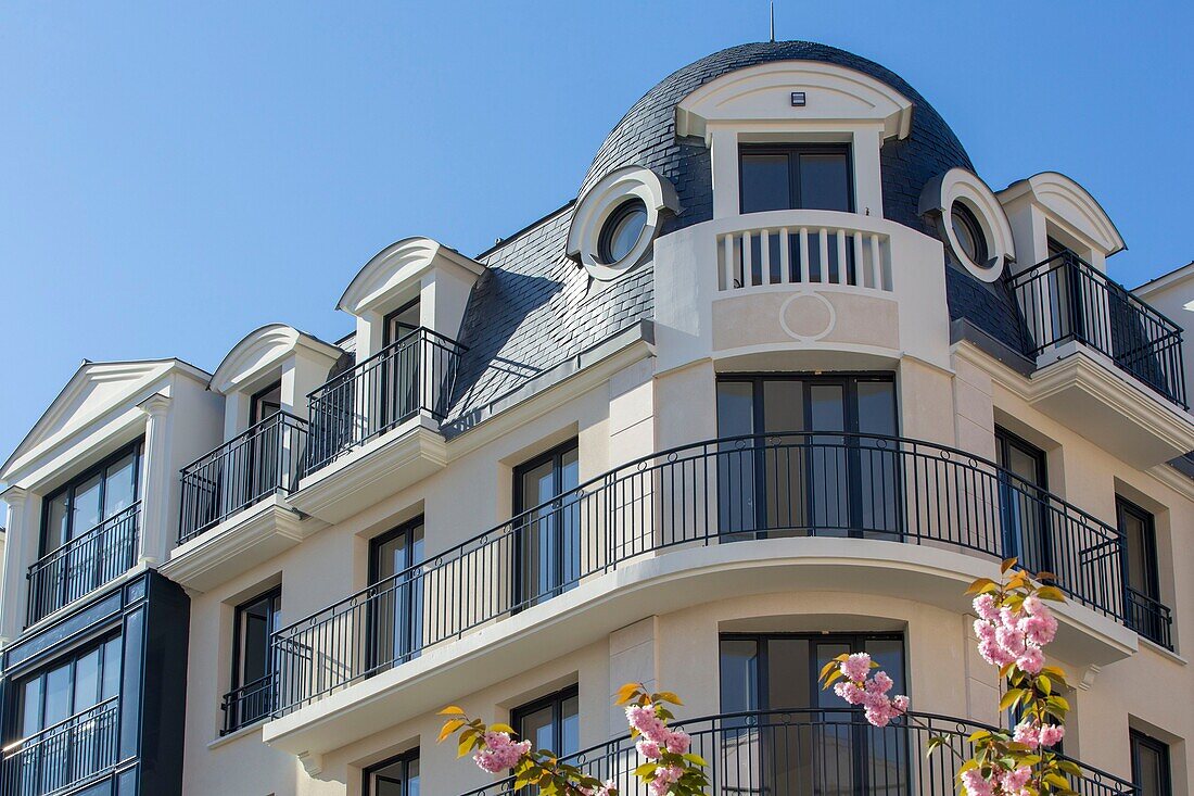 France, Hauts de Seine, Puteaux, Eichenberger street, neo-Haussmannian architecture building