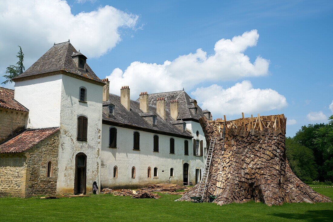 Frankreich, Hautes Pyrenees, Abtei von Escaladieu, Holzskulptur im Bau vor der Abtei von Escaladieu