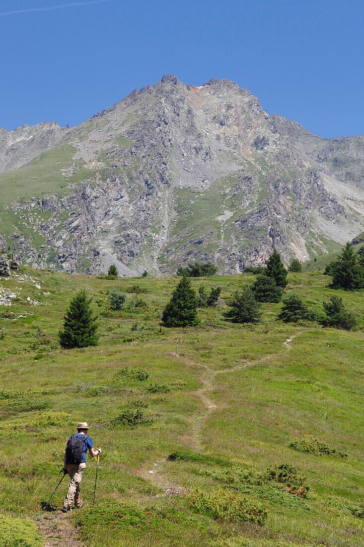 Frankreich, Isere, Valbonnais, Wanderin oberhalb des Dorfes auf dem Kamm der Côte Belle