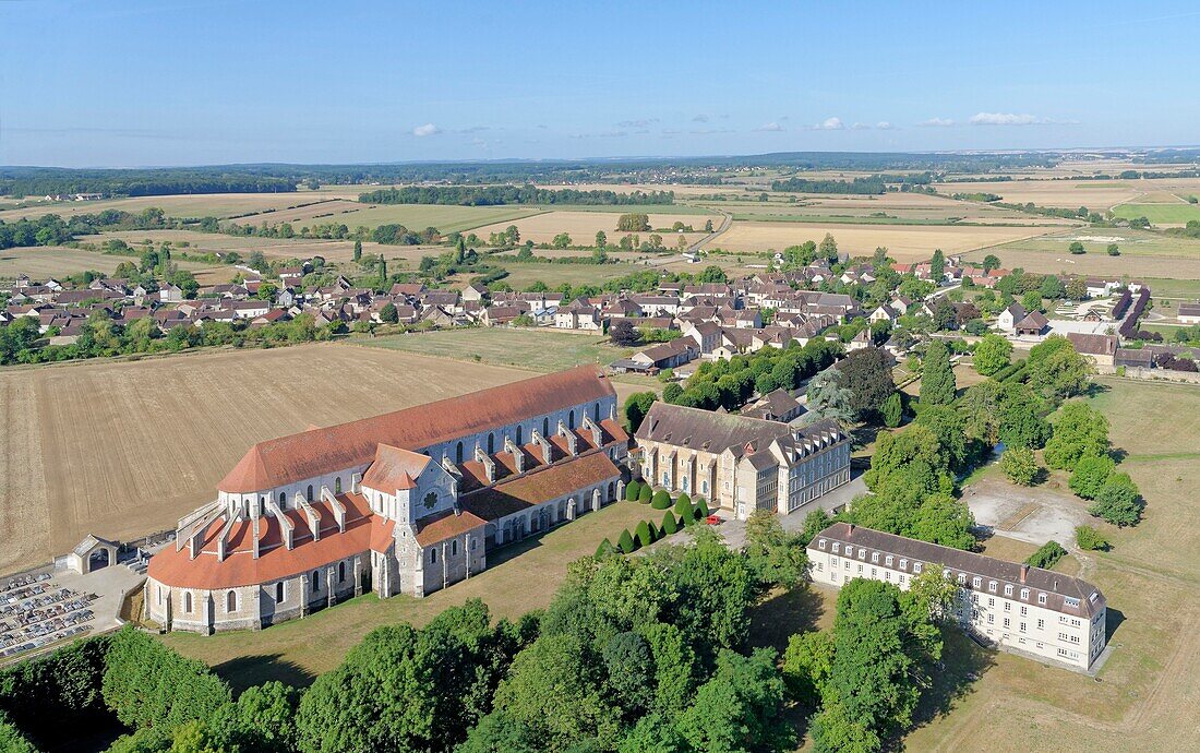 Frankreich, Yonne, Pontigny, die Zisterzienserabtei von Pontigny (Luftaufnahme)