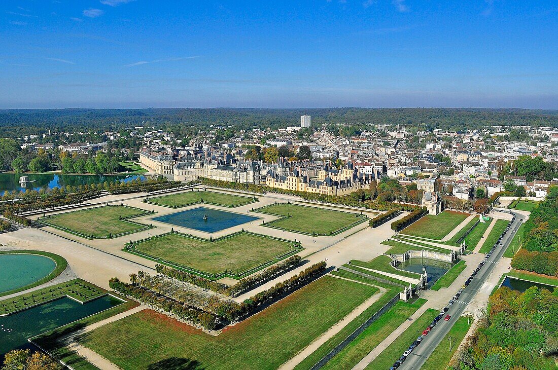 Frankreich, Seine et Marne, Fontainebleau, das königliche Schloss von Fontainebleau, von der UNESCO zum Weltkulturerbe erklärt, die Gärten von Le Notre (Luftaufnahme)