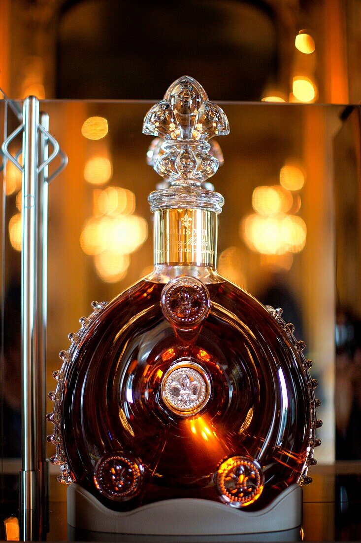 Frankreich, Paris, Werbung für Louis XIII Cognac jeroboam