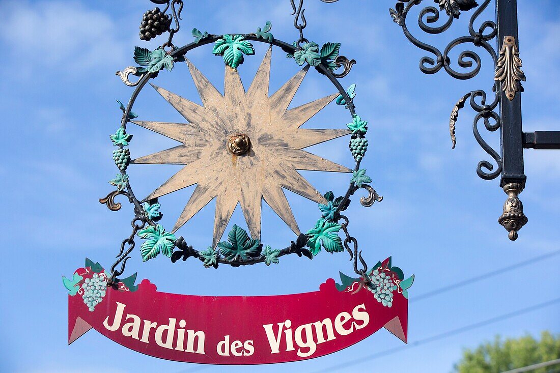 France, Hauts de Seine, Puteaux, Jardin des Vignes, sign