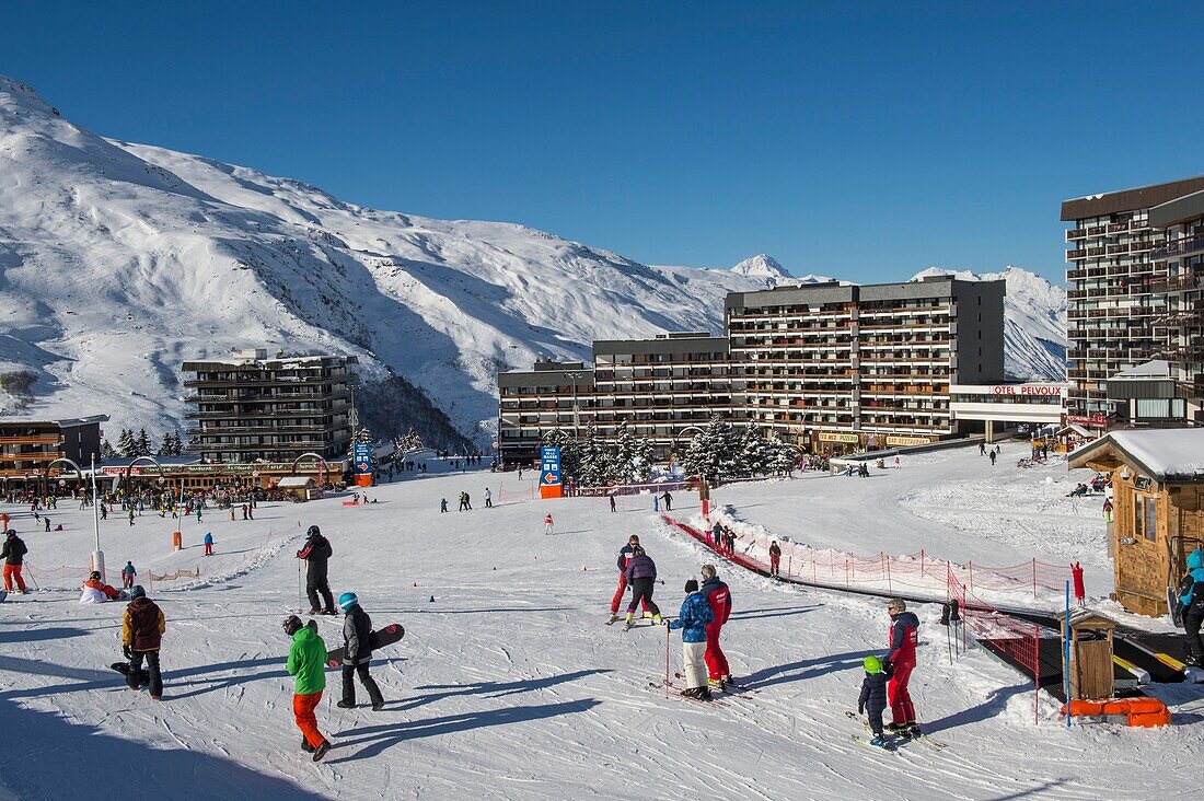 Frankreich, Savoie, Skigebiet der 3 Täler, Saint Martin de Belleville, Zentrum des Ferienortes Menuires, Croisette
