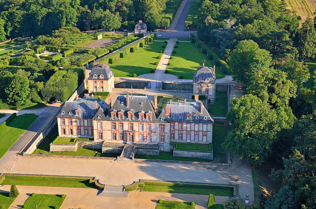 Frankreich, Yvelines, Parc Naturel Regional de la Haute Vallee de Chevreuse (Regionaler Naturpark des Hochtals der Chevreuse), Choisel, das Schloss von Breteuil (Luftbild)