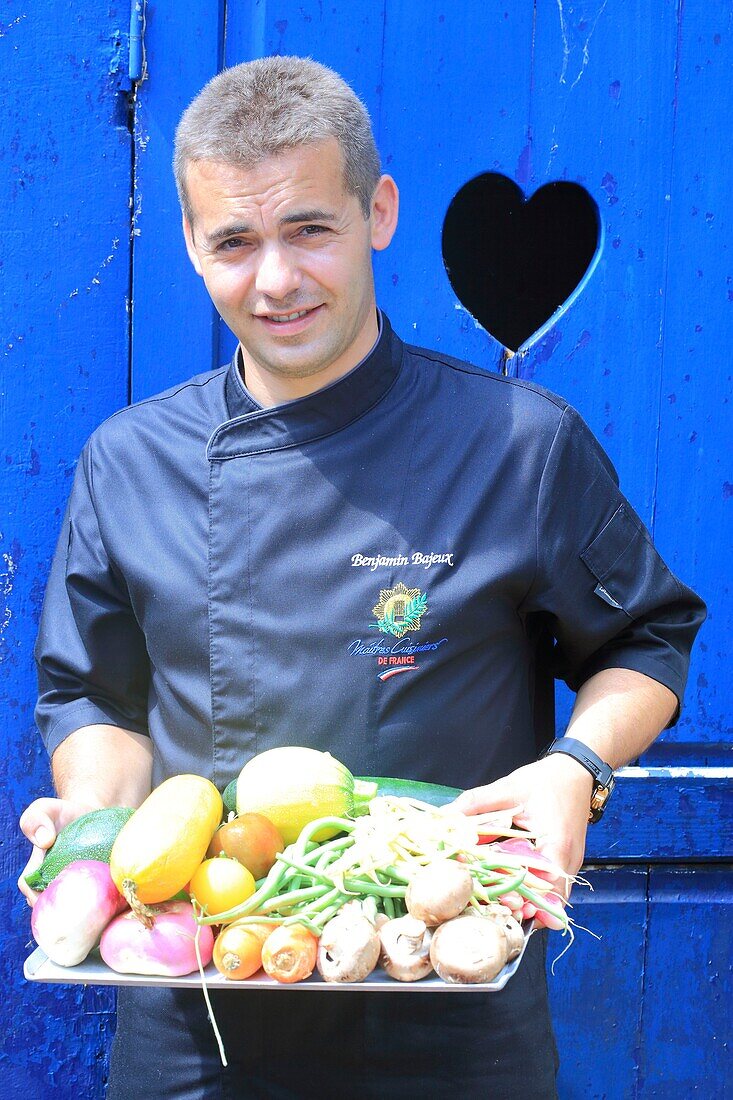 Frankreich, Nord, Wambrechies, Restaurant Le Balsamique, sein Küchenchef (Benjamin Bajeux) mit Gemüse der Saison