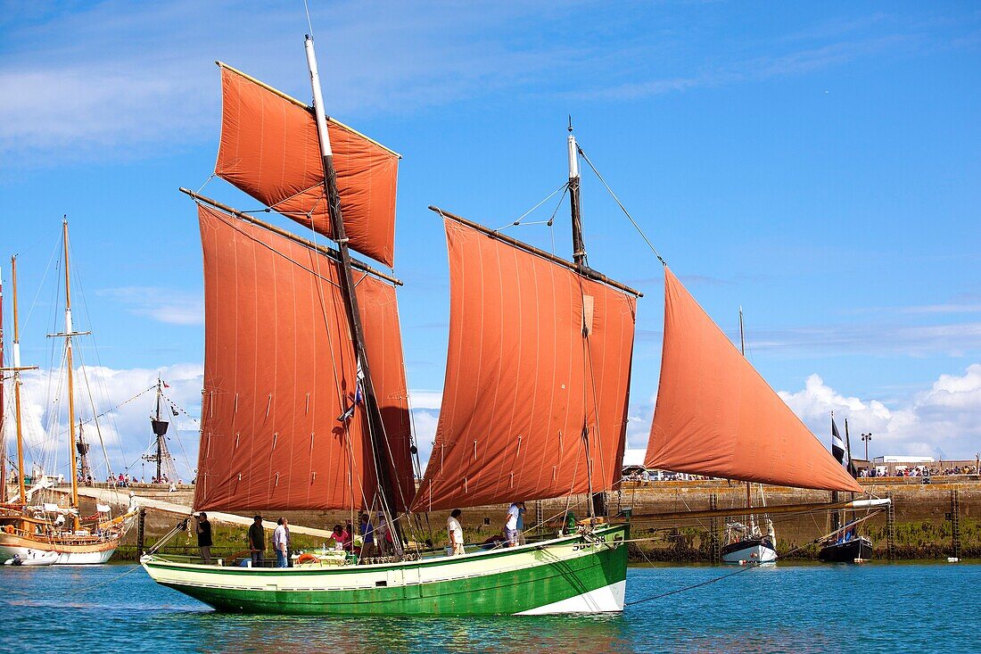 Frankreich, Finistere, Douarnenez, Festival Maritime Temps Fête, Le Grand Léjon, traditionelles Segelboot im Hafen von Rosmeur