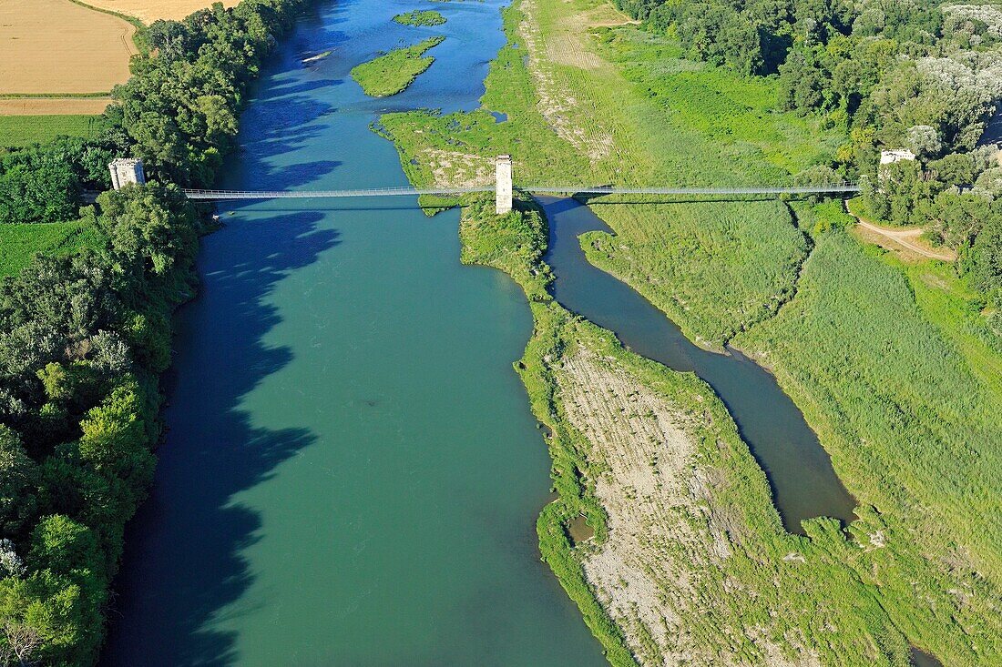 Frankreich, Ardeche, Rochemaure, die Fußgängerbrücke über die Rhone, flussabwärts des Staudamms von Rochemaure (Luftaufnahme)