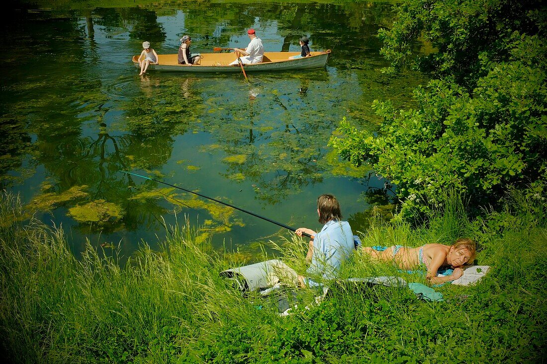 Frankreich, Paris, der Bois de Boulogne, Unterer See, Fischer und Bootsfahrt