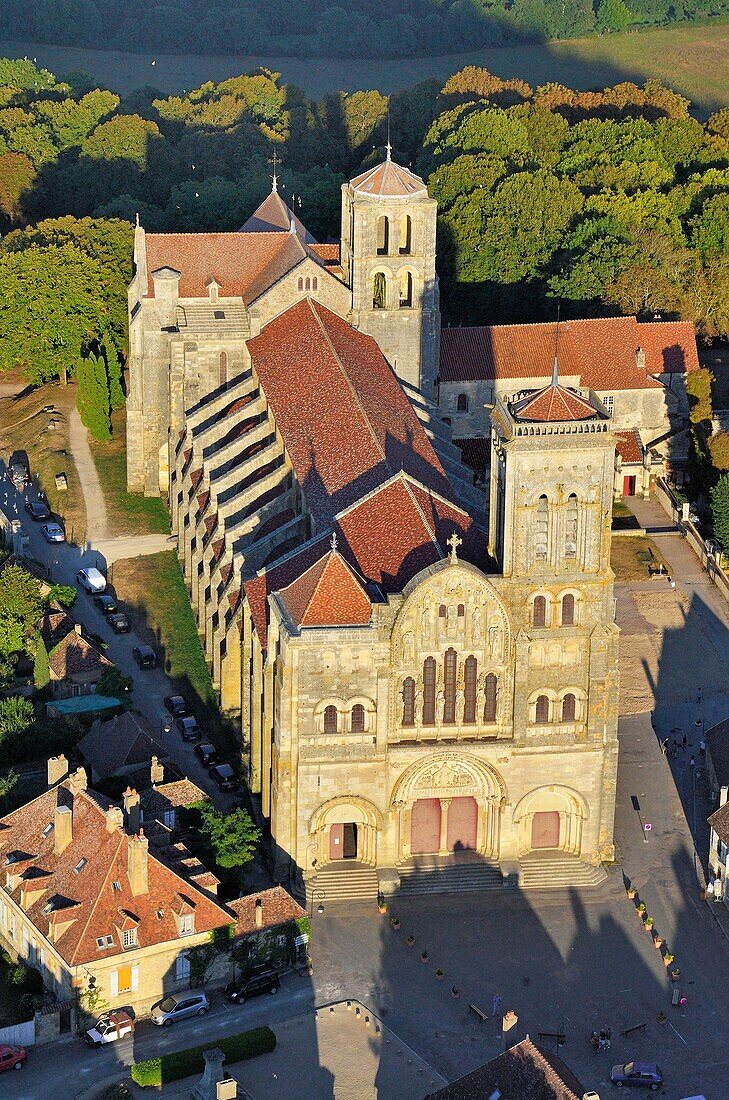 Frankreich, Yonne, Parc Naturel Regional du Morvan (Regionaler Naturpark des Morvan), Vezelay, mit dem Label Les Plus Beaux Villages de France (Die schönsten Dörfer Frankreichs), Kirche und Hügel von Vezelay, die von der UNESCO zum Weltkulturerbe erklärt wurden, Basilika Sainte Madeleine (Luftaufnahme)