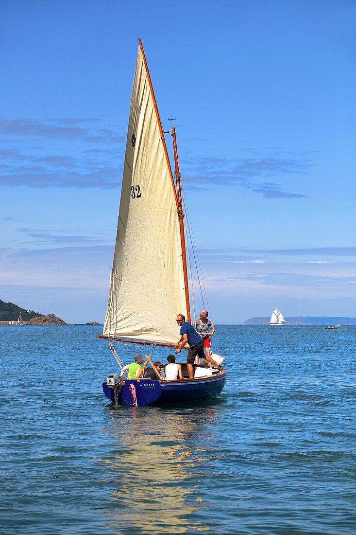 Frankreich, Finistere, Douarnenez, Festival Maritime Temps Fête, Linotte, traditionelles Segelboot im Hafen von Rosmeur