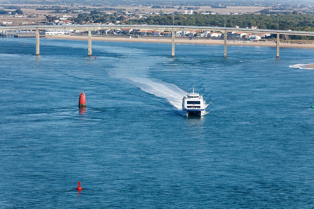 Frankreich, Vendee, La Barre de Monts, Brücke von Noirmoutier und Seeschiffchen der Insel Yeu (Luftaufnahme)